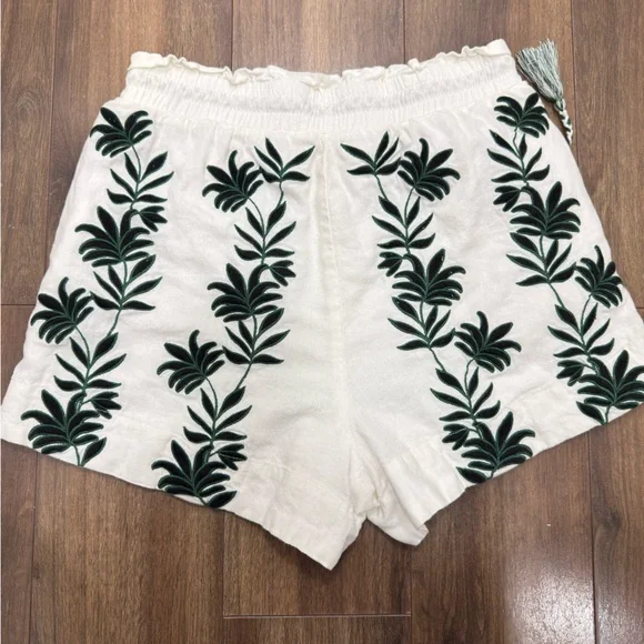 House of Harlow 1960 White Shorts with Green Leaf Embroidery - Picture 2 of 10